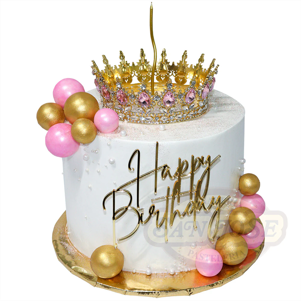 Pastel blanco de cumpleaños con corona dorada de cristales, perlas comestibles y esferas rosas y doradas